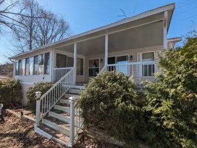 Waterfront Seasonal Cottage on Chemong